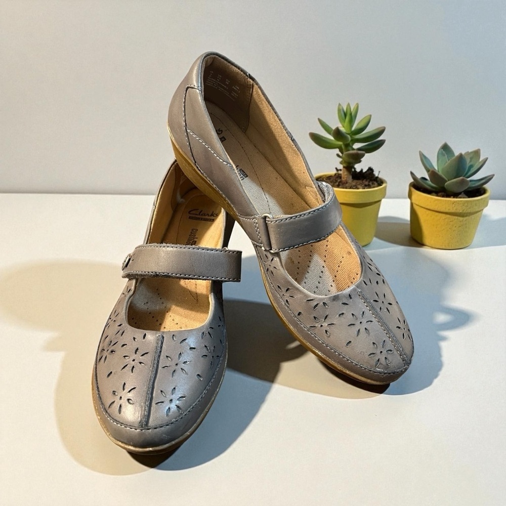 Clarks Leather Gray Floral Laser Cut Mary Jane’s Size 7.5M
